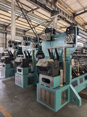 Machine à tricoter chaîne à grande largeur pour la production de filets à grande échelle